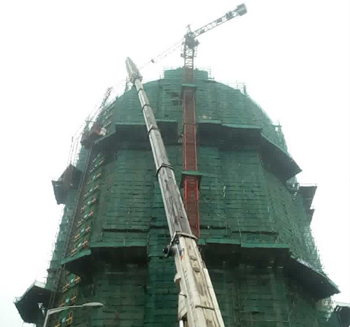 汕尾市吊车在工地上作业